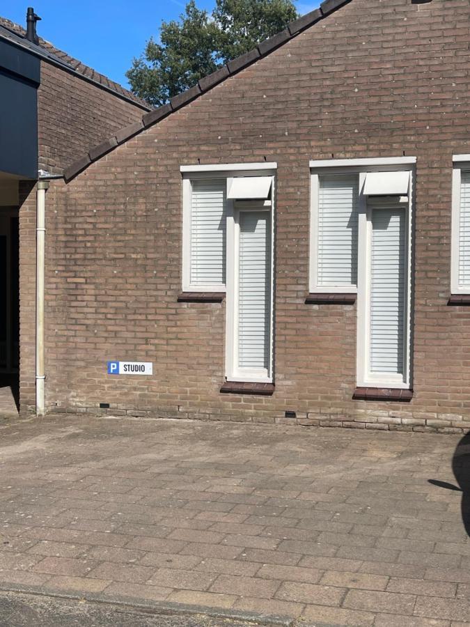 Gezellige knusse studio met bubbelbad Huizen Buitenkant foto