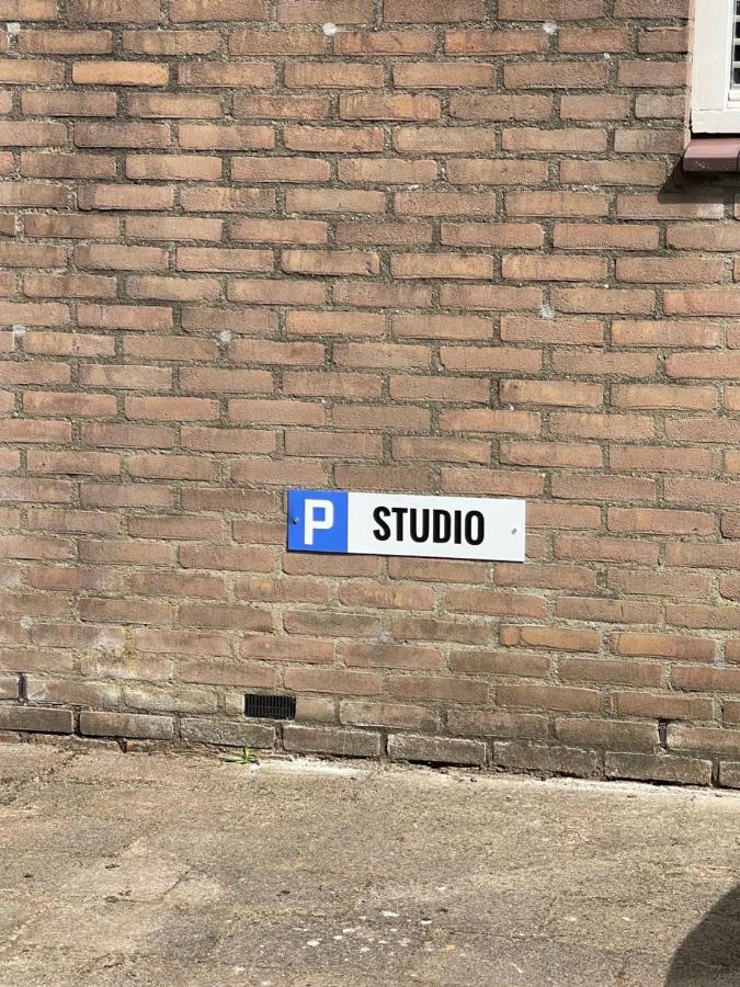 Gezellige knusse studio met bubbelbad Huizen Buitenkant foto